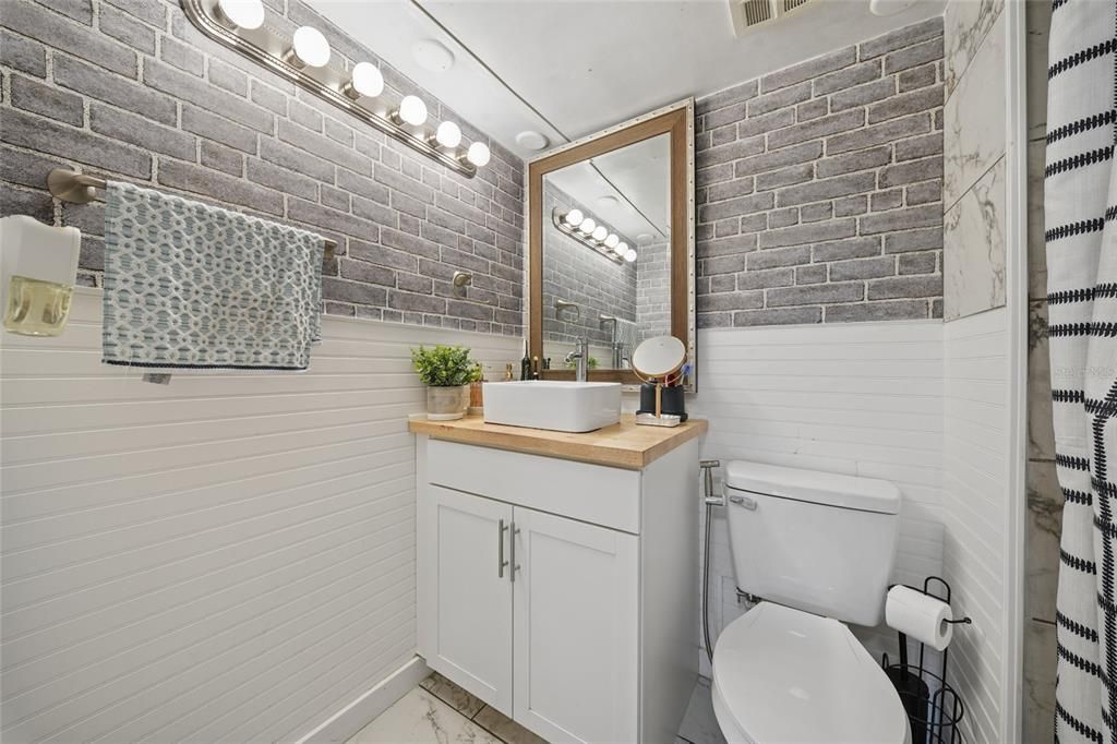 For Sale: $165,000 (2 beds, 2 baths, 1123 Square Feet)