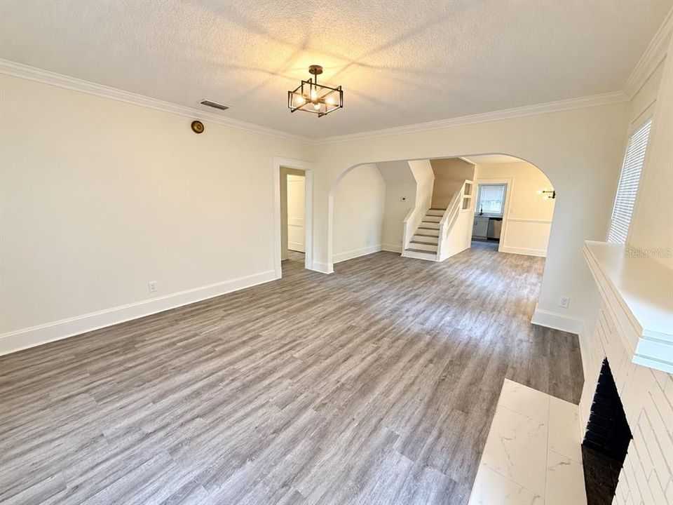 For Sale: $325,000 (4 beds, 2 baths, 1900 Square Feet)