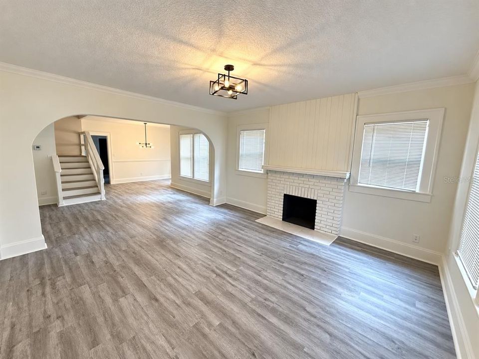 For Sale: $325,000 (4 beds, 2 baths, 1900 Square Feet)
