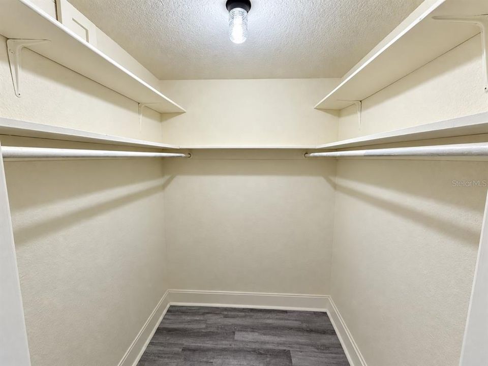 For Sale: $325,000 (4 beds, 2 baths, 1900 Square Feet)
