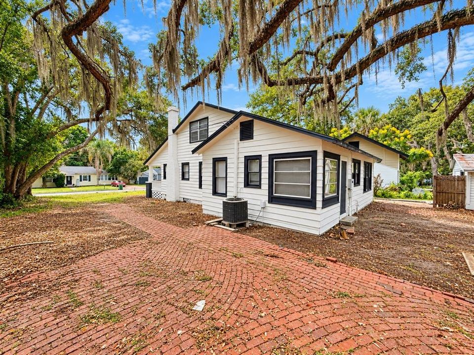 For Sale: $325,000 (4 beds, 2 baths, 1900 Square Feet)