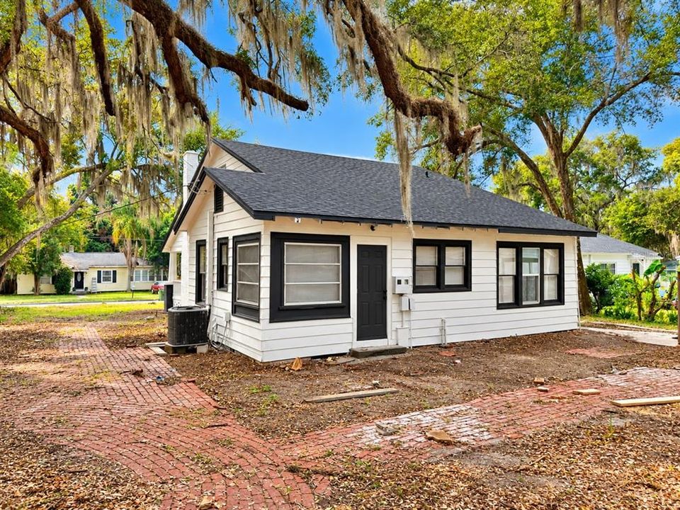 For Sale: $325,000 (4 beds, 2 baths, 1900 Square Feet)