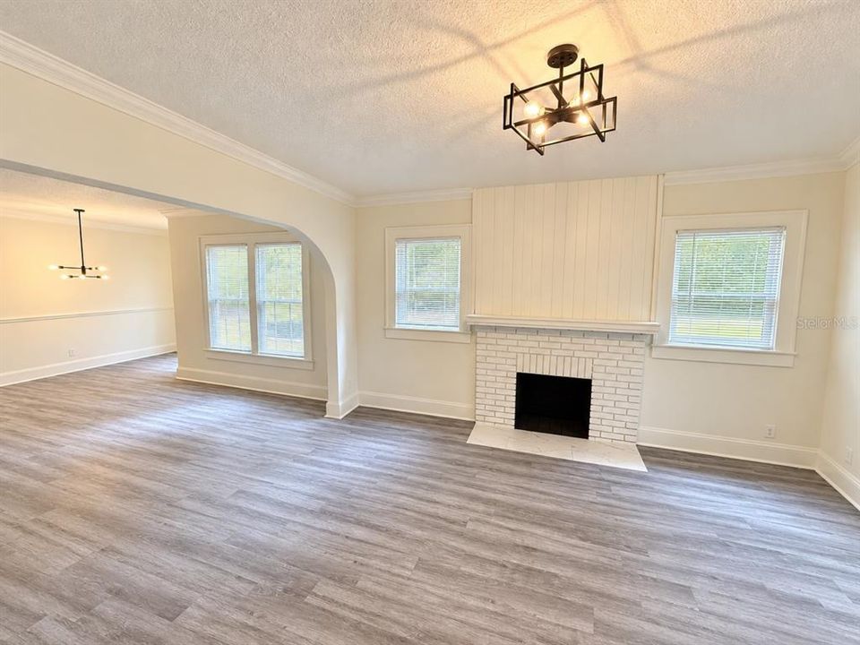 For Sale: $325,000 (4 beds, 2 baths, 1900 Square Feet)