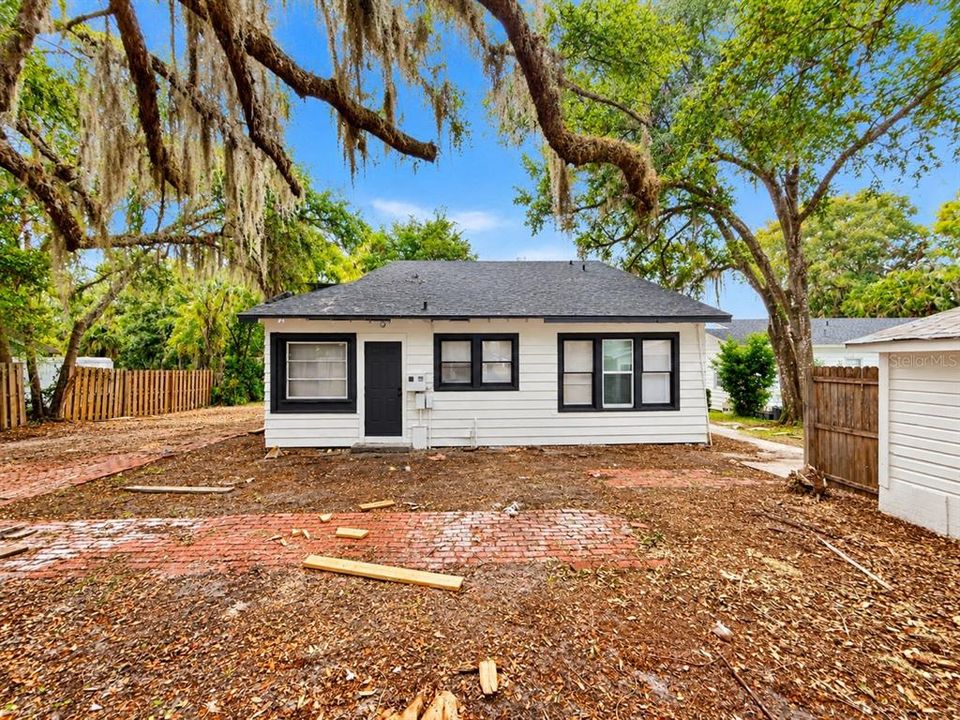 For Sale: $325,000 (4 beds, 2 baths, 1900 Square Feet)