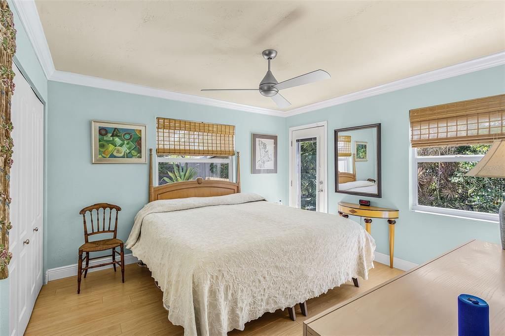 For Sale: $515,000 (3 beds, 2 baths, 999 Square Feet)