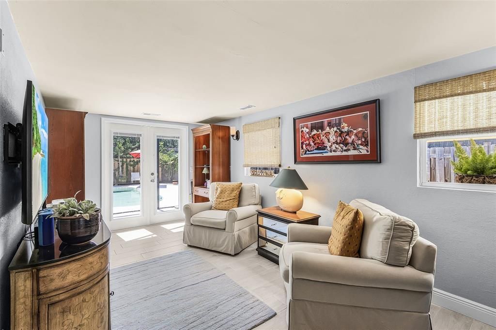 For Sale: $515,000 (3 beds, 2 baths, 999 Square Feet)