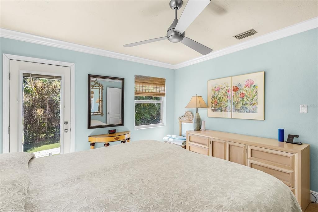 For Sale: $515,000 (3 beds, 2 baths, 999 Square Feet)