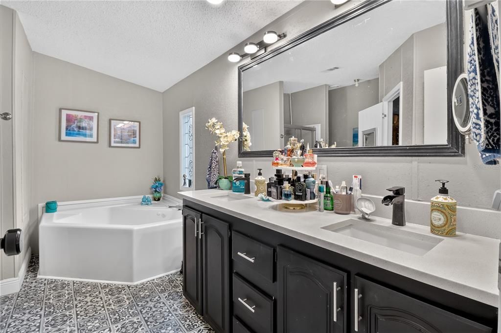 For Sale: $350,000 (3 beds, 2 baths, 1746 Square Feet)