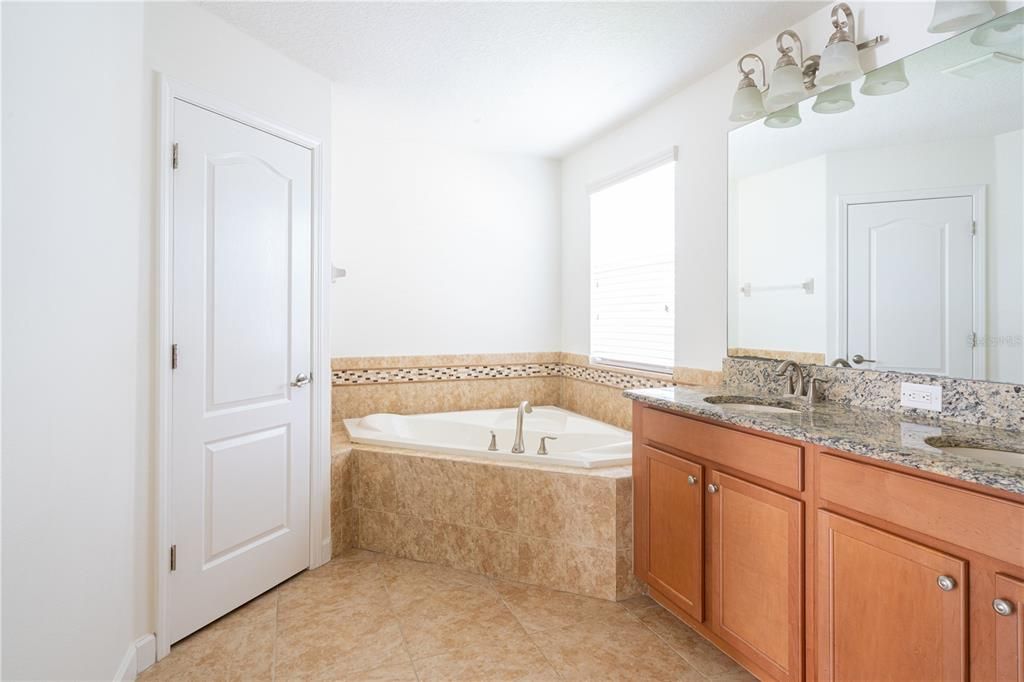 待售: $539,900 (6 贝兹, 3 浴室, 2714 平方英尺)