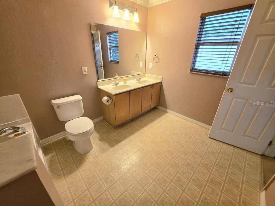 En Venta: $500,000 (3 camas, 2 baños, 2259 Pies cuadrados)