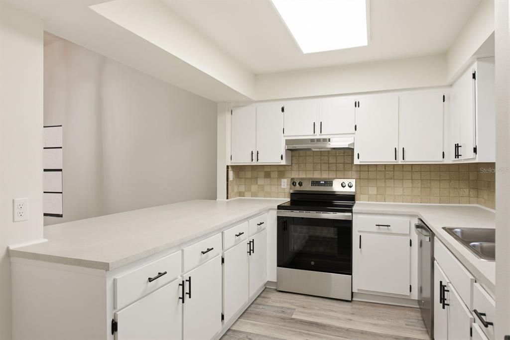 For Sale: $84,900 (2 beds, 2 baths, 1320 Square Feet)