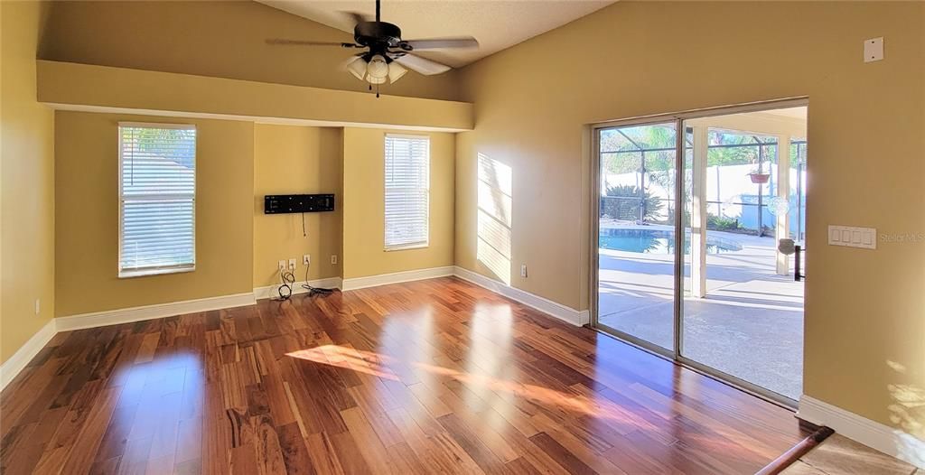For Rent: $3,050 (4 beds, 2 baths, 2162 Square Feet)
