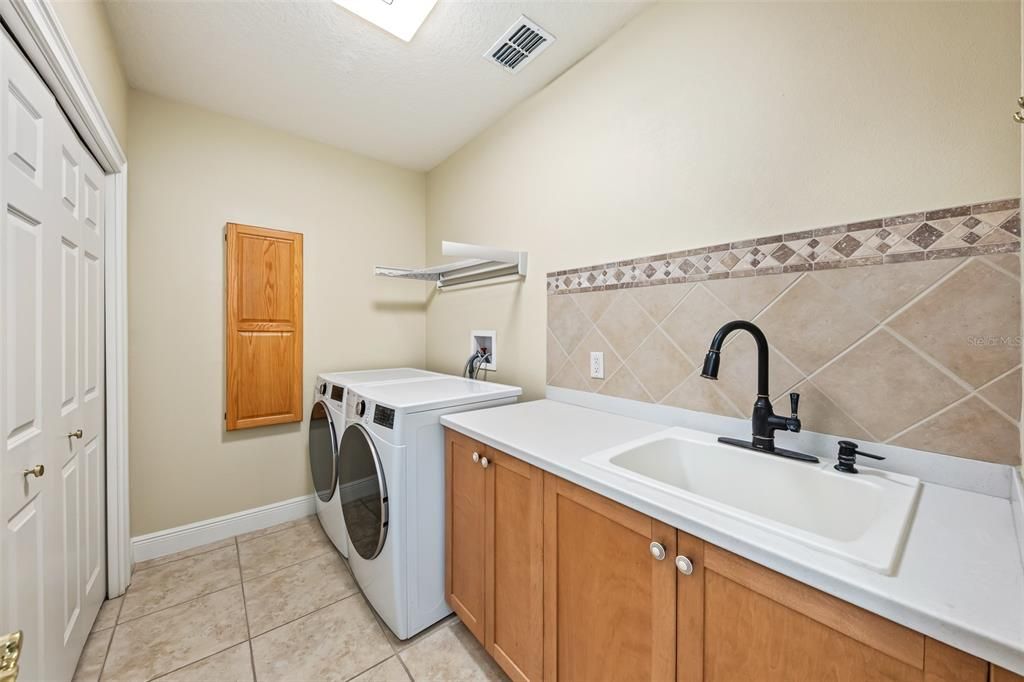 Activo con contrato: $850,000 (3 camas, 3 baños, 2918 Pies cuadrados)