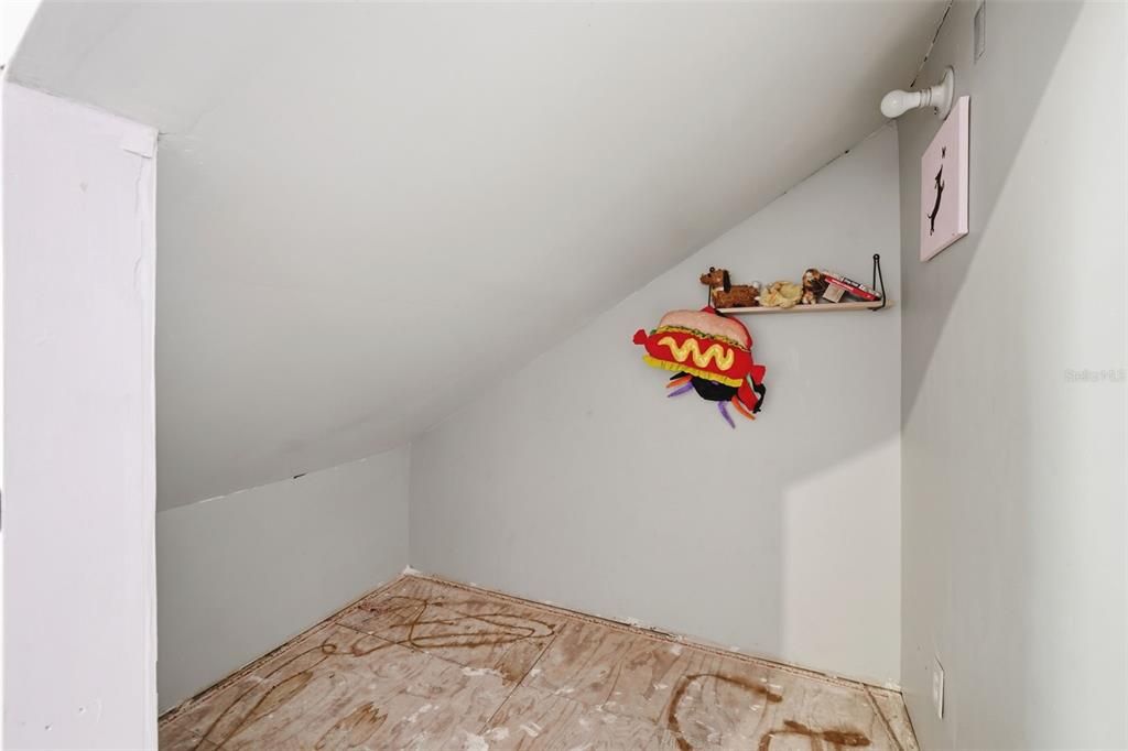 На продажу: $219,000 (4 спален, 1 ванн, 3080 Квадратных фут)