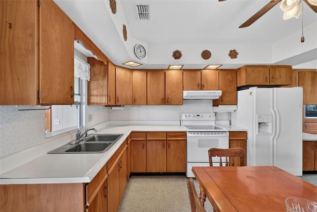 Activo con contrato: $275,000 (2 camas, 1 baños, 1227 Pies cuadrados)