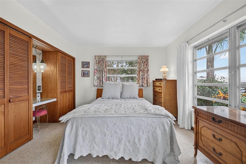 Activo con contrato: $275,000 (2 camas, 1 baños, 1227 Pies cuadrados)