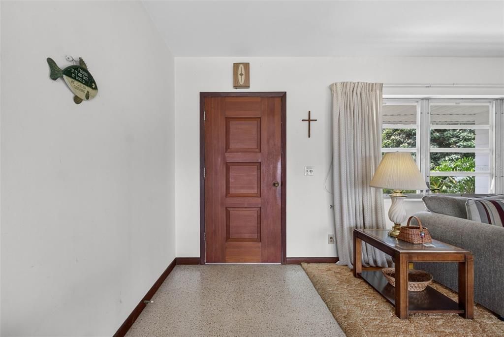 Activo con contrato: $275,000 (2 camas, 1 baños, 1227 Pies cuadrados)