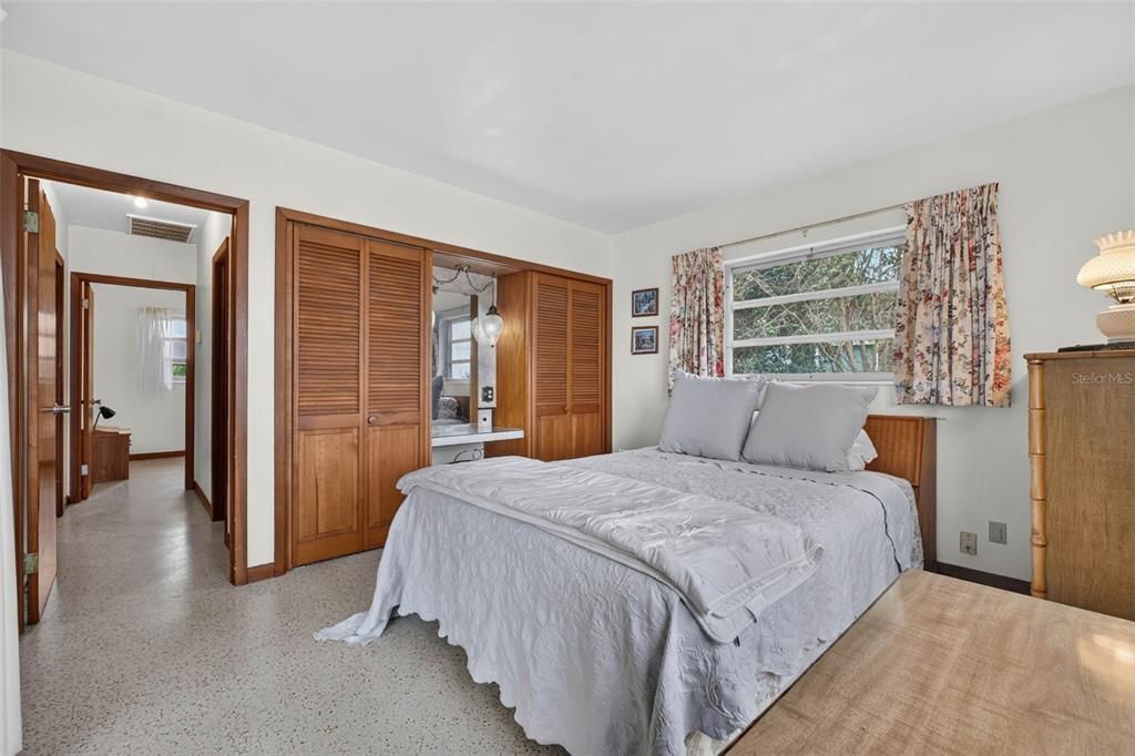 Activo con contrato: $275,000 (2 camas, 1 baños, 1227 Pies cuadrados)