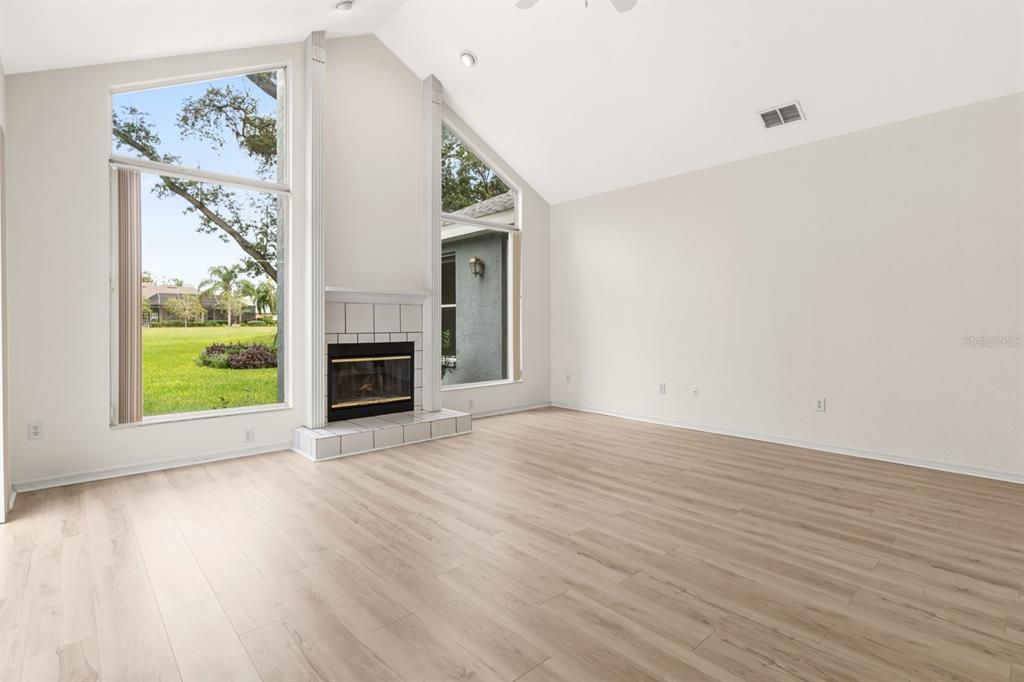 Activo con contrato: $569,900 (4 camas, 3 baños, 2992 Pies cuadrados)