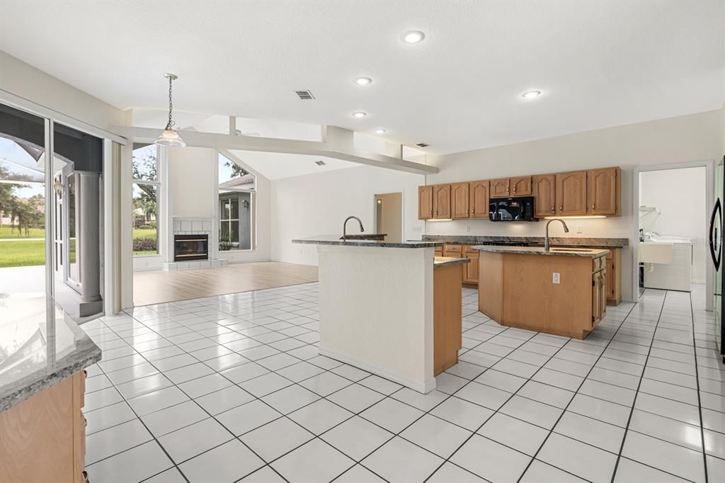 Activo con contrato: $569,900 (4 camas, 3 baños, 2992 Pies cuadrados)