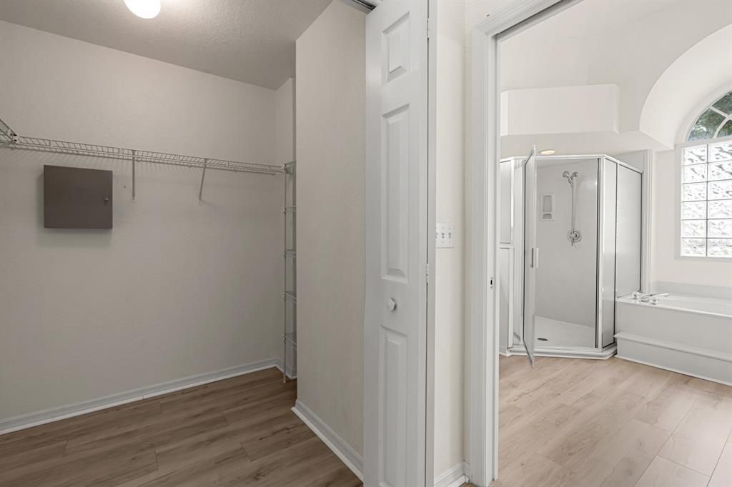 Activo con contrato: $569,900 (4 camas, 3 baños, 2992 Pies cuadrados)