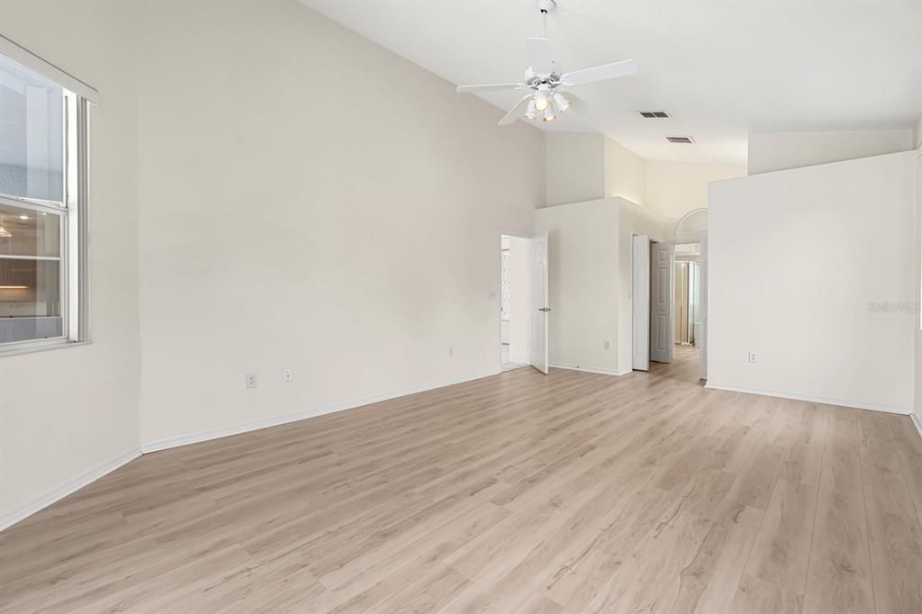 Activo con contrato: $569,900 (4 camas, 3 baños, 2992 Pies cuadrados)
