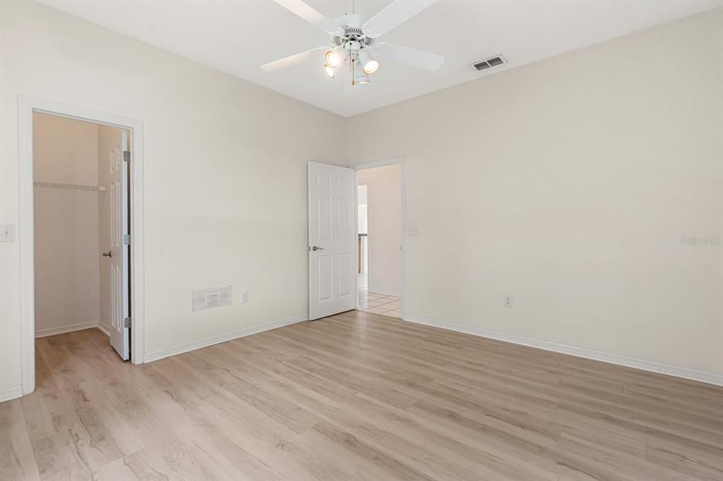 Activo con contrato: $569,900 (4 camas, 3 baños, 2992 Pies cuadrados)