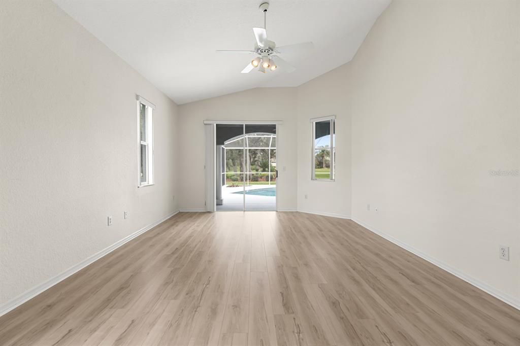 Activo con contrato: $569,900 (4 camas, 3 baños, 2992 Pies cuadrados)