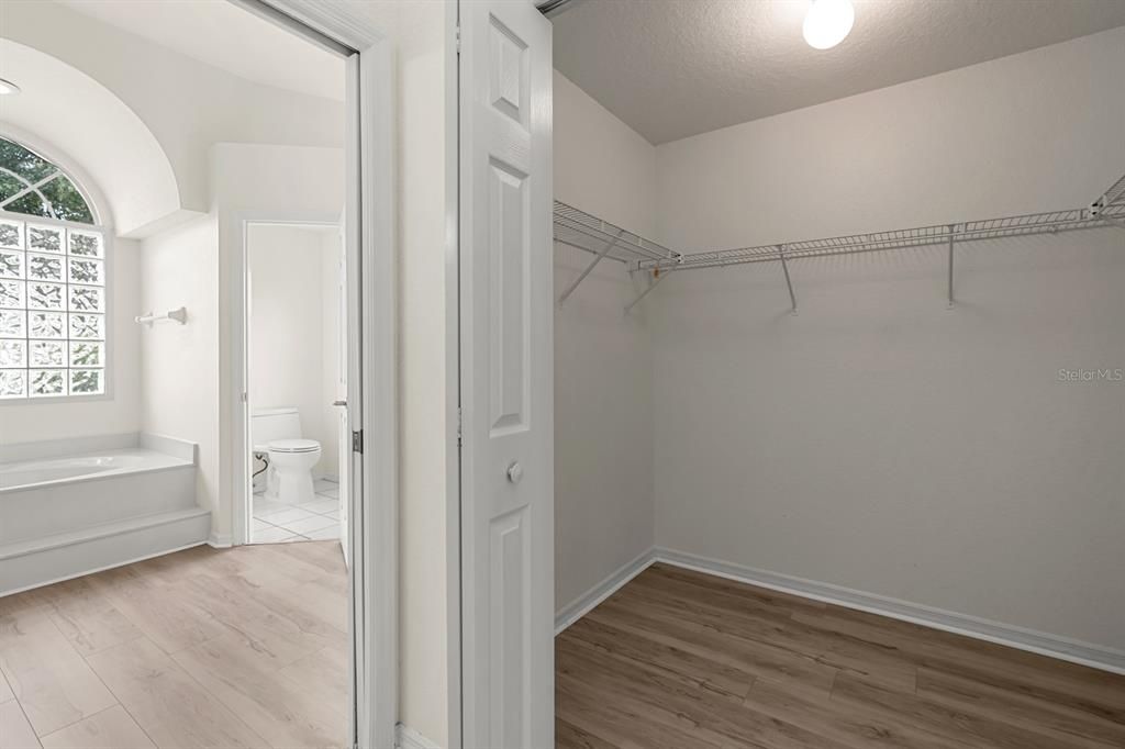 Activo con contrato: $569,900 (4 camas, 3 baños, 2992 Pies cuadrados)
