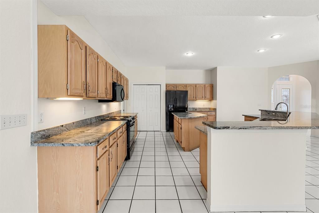 Activo con contrato: $569,900 (4 camas, 3 baños, 2992 Pies cuadrados)