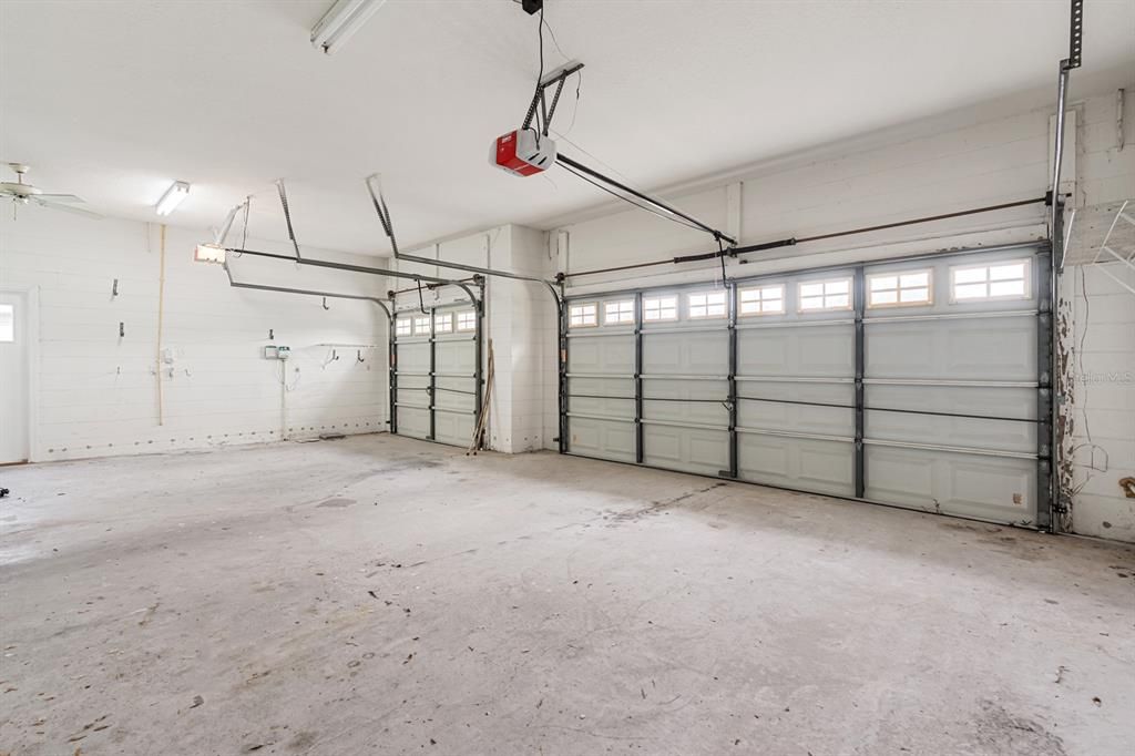 Activo con contrato: $569,900 (4 camas, 3 baños, 2992 Pies cuadrados)