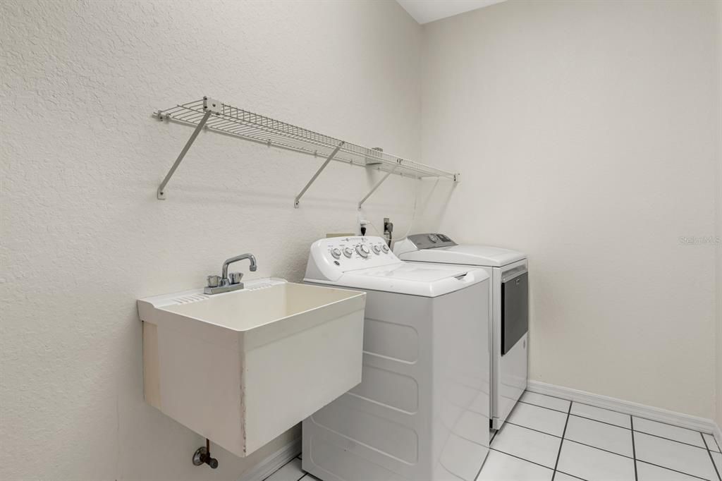 Activo con contrato: $569,900 (4 camas, 3 baños, 2992 Pies cuadrados)