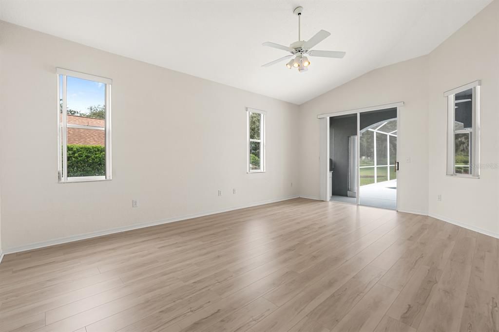 Activo con contrato: $569,900 (4 camas, 3 baños, 2992 Pies cuadrados)