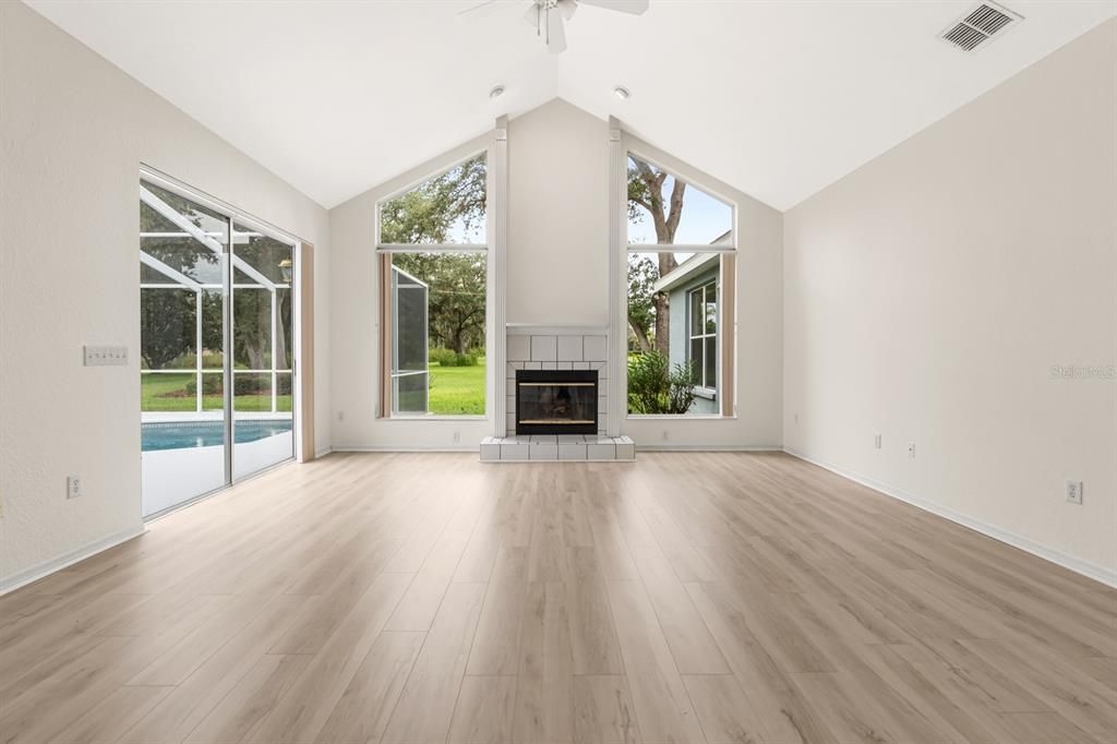 Activo con contrato: $569,900 (4 camas, 3 baños, 2992 Pies cuadrados)
