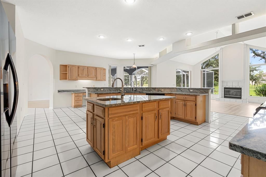 Activo con contrato: $569,900 (4 camas, 3 baños, 2992 Pies cuadrados)