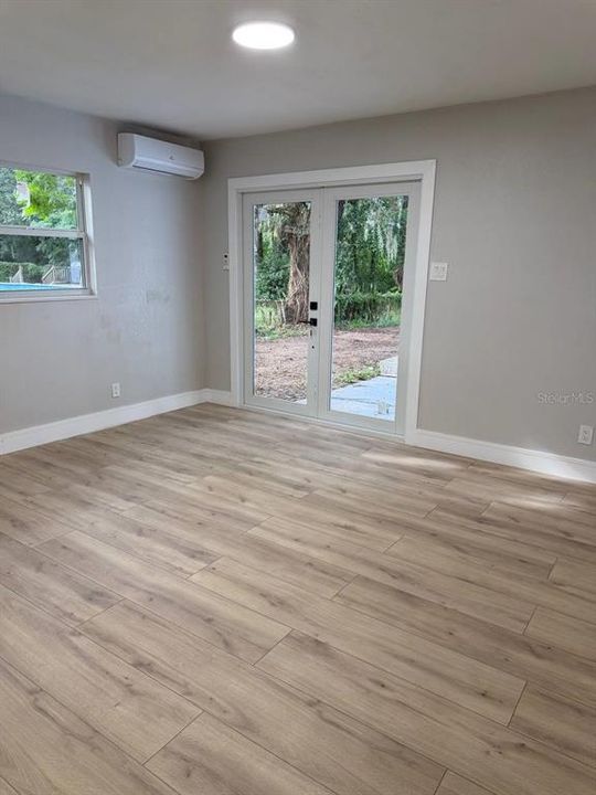 For Sale: $595,000 (6 beds, 4 baths, 2400 Square Feet)