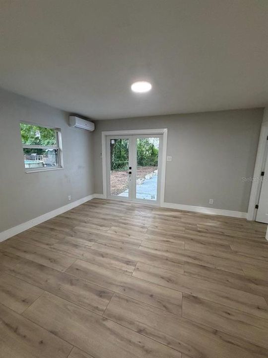 For Sale: $595,000 (6 beds, 4 baths, 2400 Square Feet)