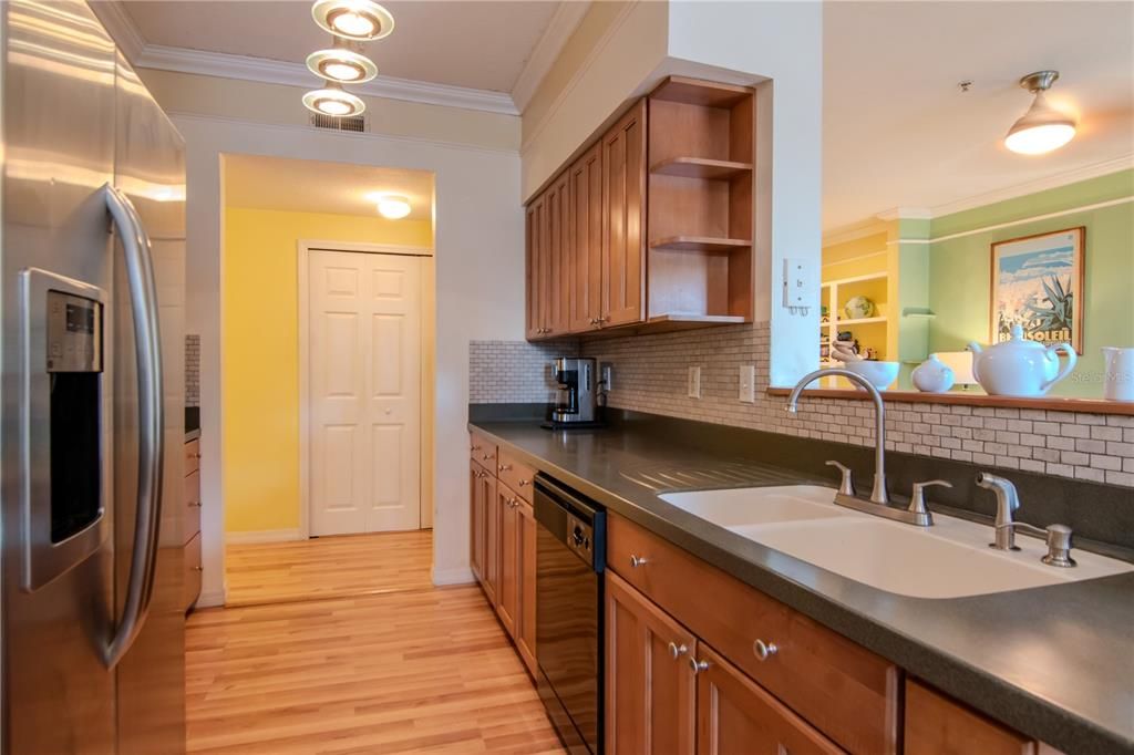 На продажу: $249,000 (2 спален, 2 ванн, 1170 Квадратных фут)