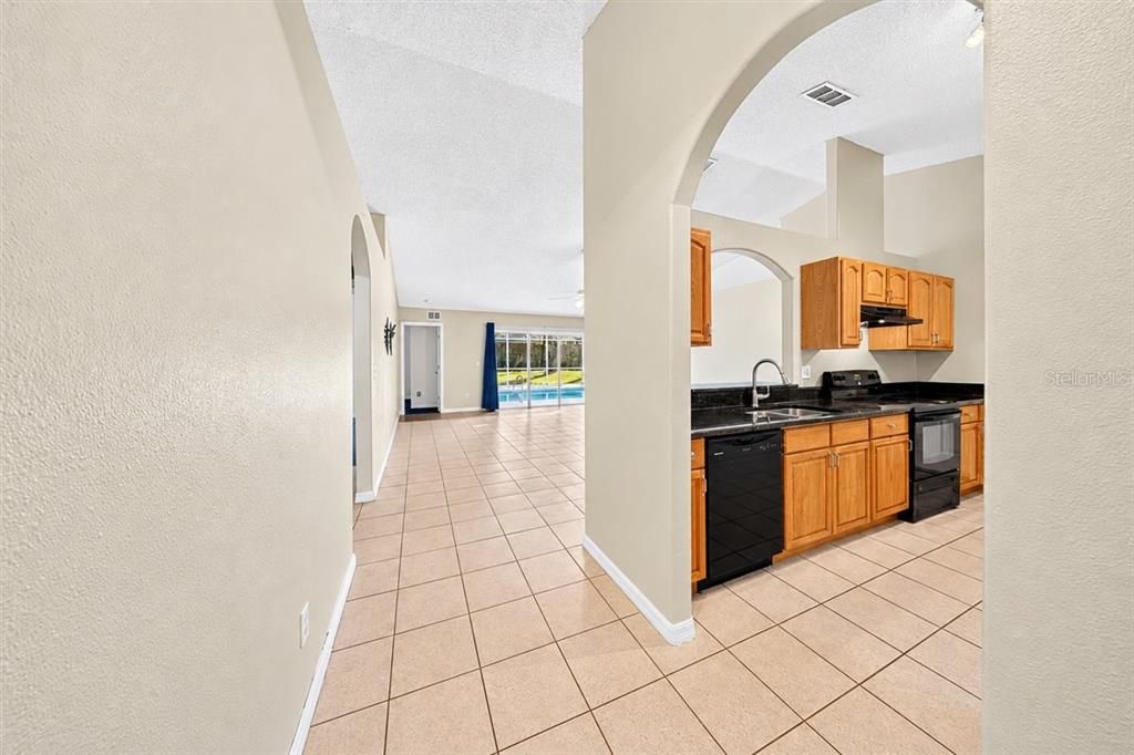En Venta: $369,900 (4 camas, 2 baños, 1882 Pies cuadrados)