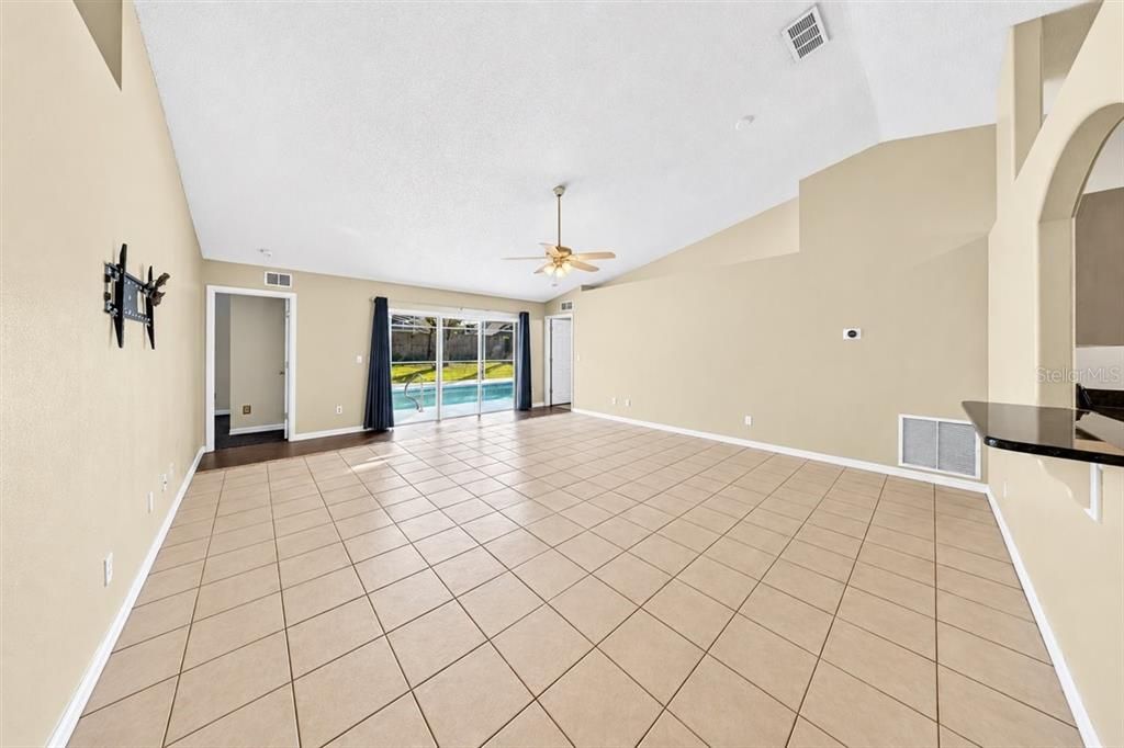 En Venta: $369,900 (4 camas, 2 baños, 1882 Pies cuadrados)