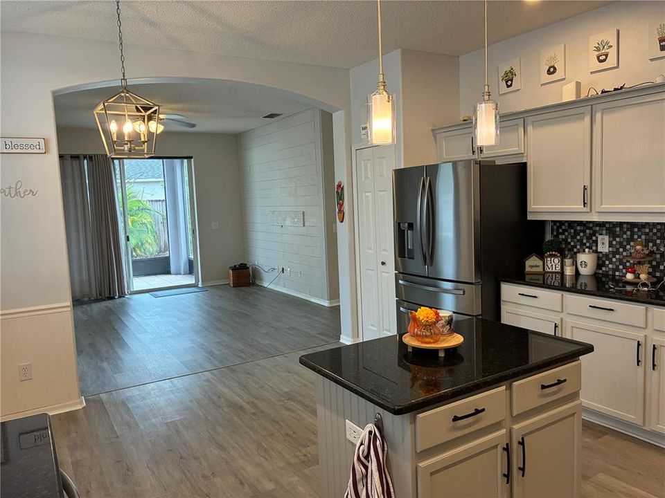 En Venta: $459,000 (4 camas, 2 baños, 1952 Pies cuadrados)