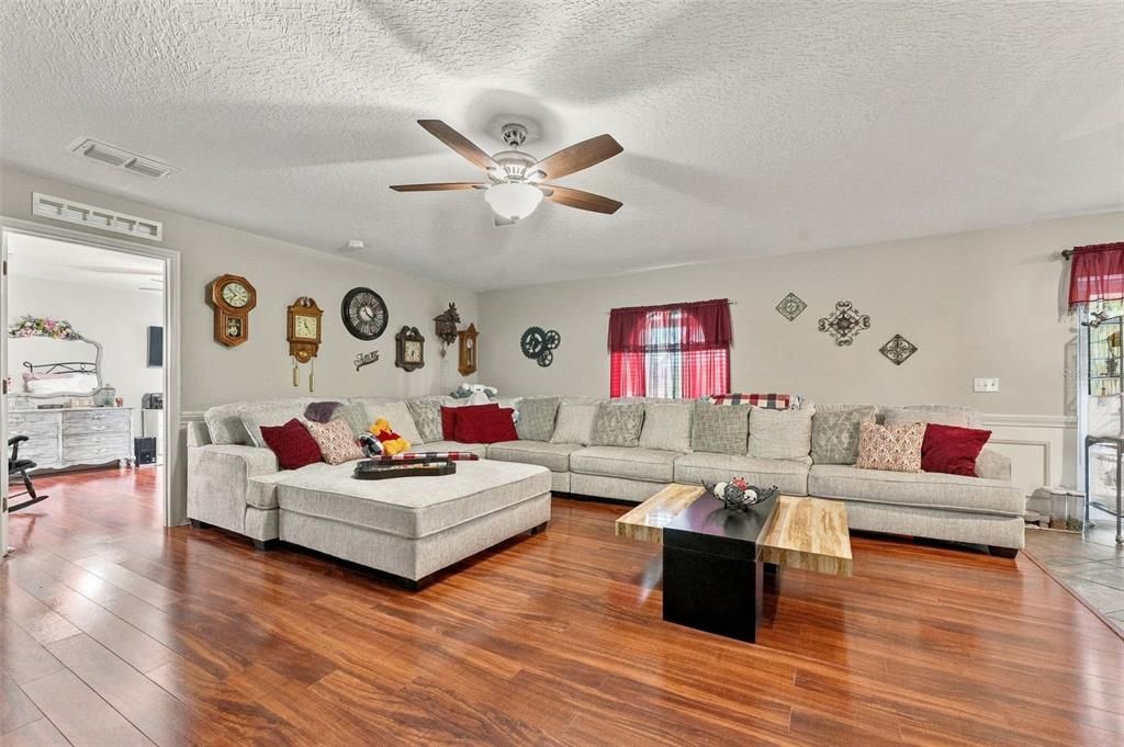 En Venta: $599,000 (6 camas, 4 baños, 3892 Pies cuadrados)
