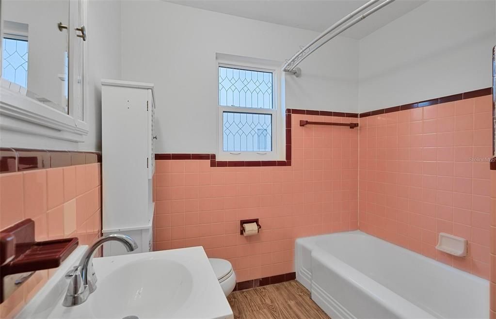 В аренду: $1,600 (2 спален, 1 ванн, 1004 Квадратных фут)