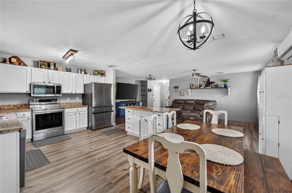 На продажу: $440,000 (3 спален, 2 ванн, 1896 Квадратных фут)