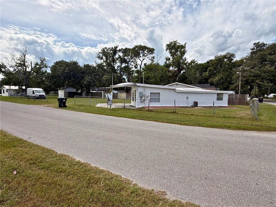 For Sale: $150,000 (1 beds, 1 baths, 587 Square Feet)