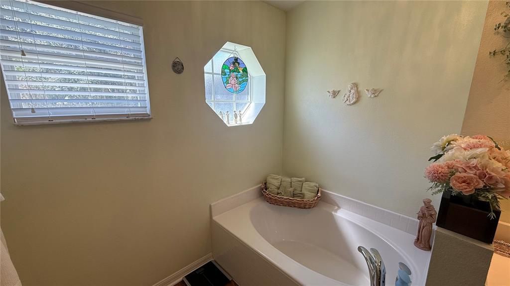 For Sale: $289,000 (4 beds, 2 baths, 1874 Square Feet)