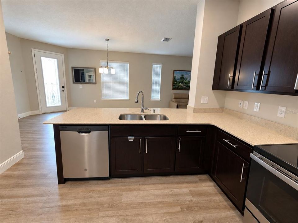 En Venta: $240,000 (2 camas, 2 baños, 1323 Pies cuadrados)