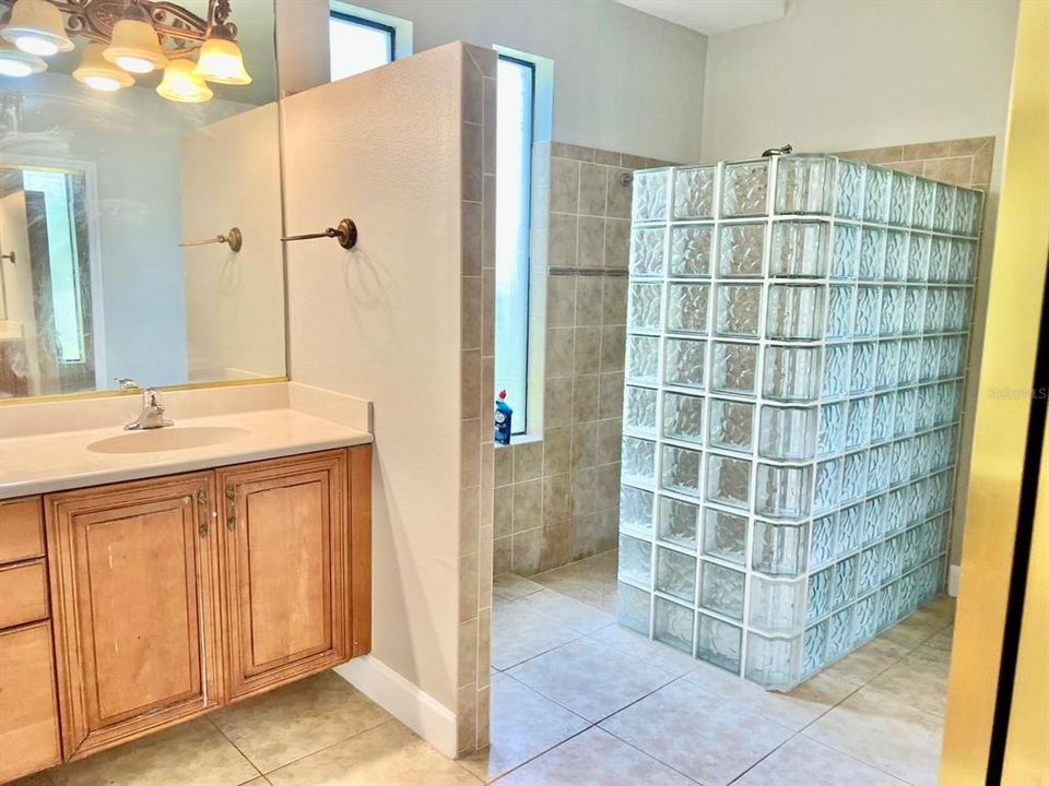 For Rent: $3,600 (6 beds, 5 baths, 4278 Square Feet)