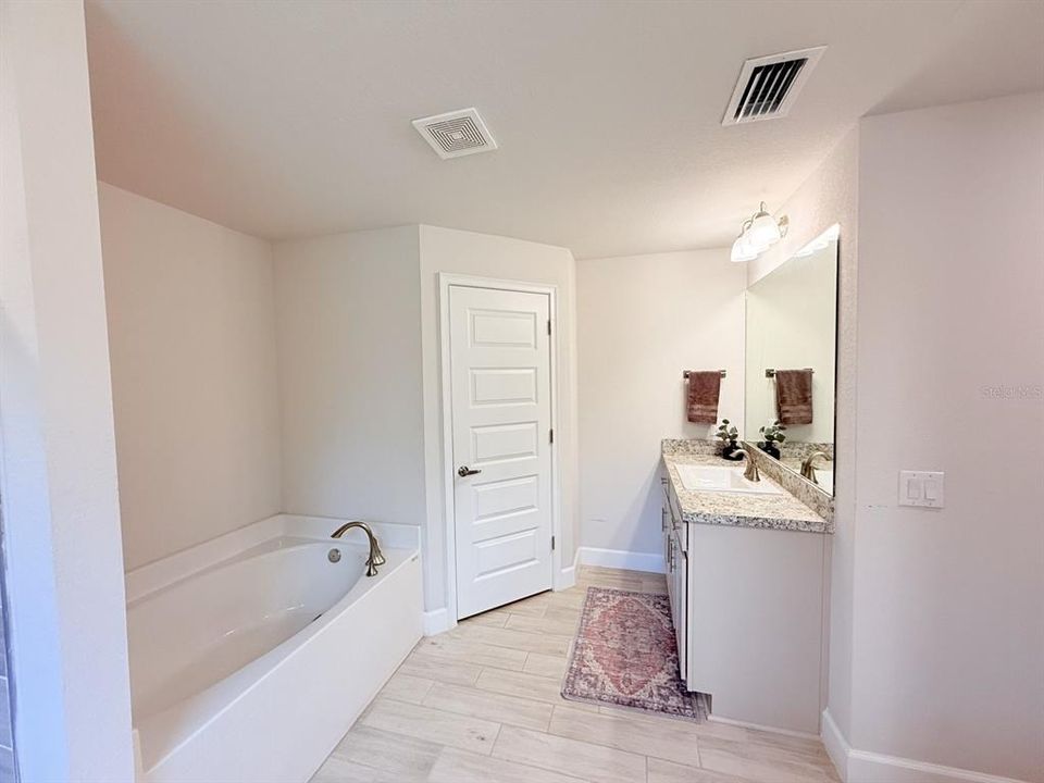 En Venta: $420,000 (4 camas, 2 baños, 2329 Pies cuadrados)