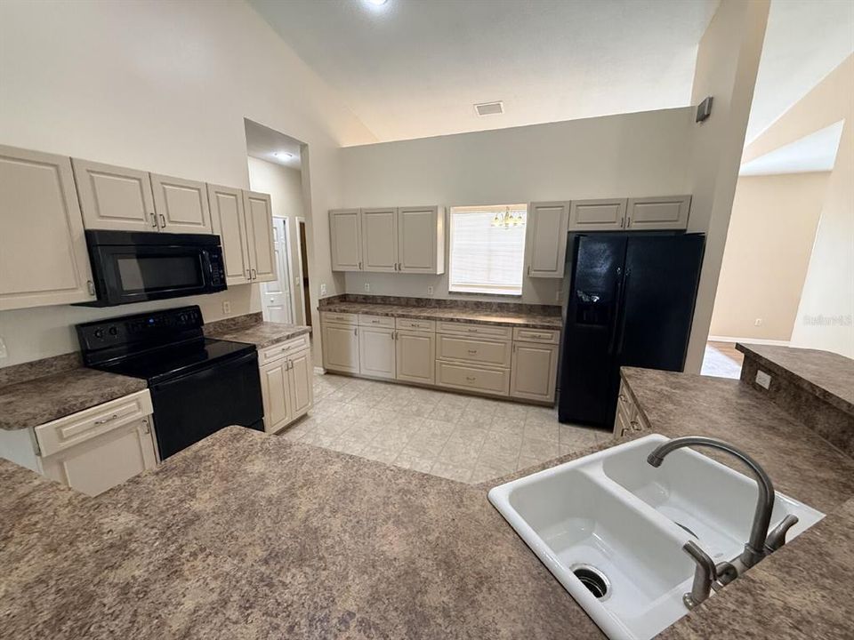 Active With Contract: $1,895 (3 beds, 2 baths, 2200 Square Feet)